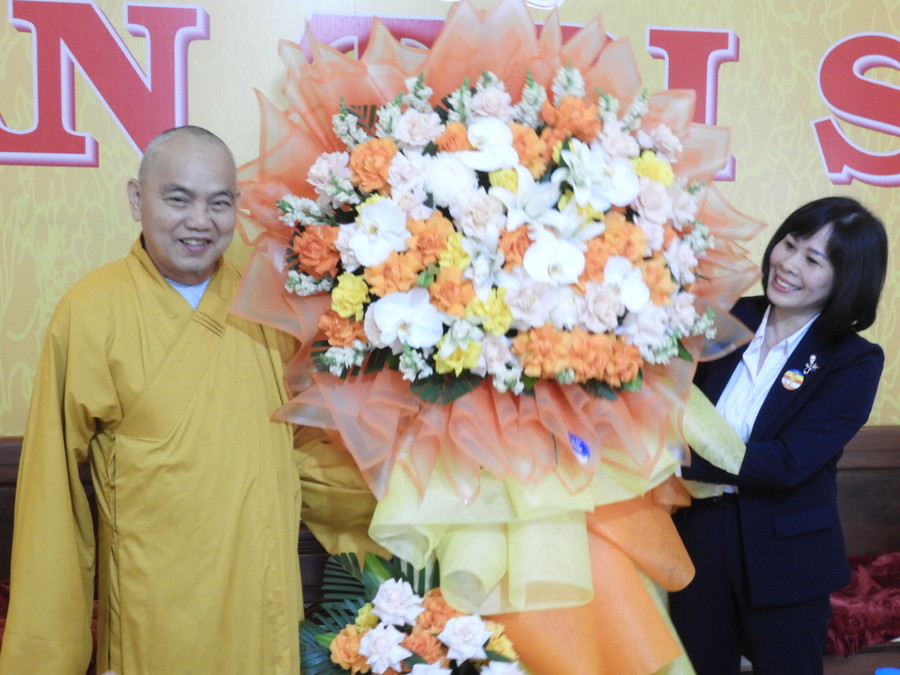 Phó Trưởng Ban Dân vận Tỉnh ủy Vũ Thị Thu (phải) trao tặng lẵng hoa của Tỉnh ủy, HĐND, UBND, Ủy ban MTTQ Việt Nam tỉnh cho Ban Trị sự Giáo hội Phật giáo Việt Nam tỉnh nhân dịp Đại Lễ Phật đản. Ảnh: Thanh Nhật Phó Trưởng Ban Dân vận Tỉnh ủy Vũ Thị Thu (phải) trao tặng lẵng hoa của Tỉnh ủy, HĐND, UBND, Ủy ban MTTQ Việt Nam tỉnh cho Ban Trị sự Giáo hội Phật giáo Việt Nam tỉnh nhân dịp Đại Lễ Phật đản. Ảnh: Thanh Nhật