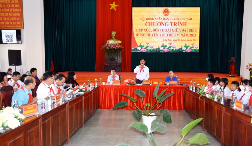 Ông Trần Minh Sơn (đứng)-Bí thư Huyện ủy Chư Păh phát biểu tại chương trình. Ảnh. Đinh Yến