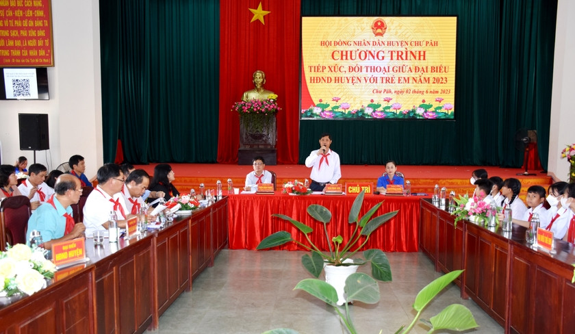 Ông Trần Minh Sơn (đứng)-Bí thư Huyện ủy Chư Păh phát biểu tại chương trình. Ảnh. Đinh Yến Ông Trần Minh Sơn (đứng)-Bí thư Huyện ủy Chư Păh phát biểu tại chương trình. Ảnh. Đinh Yến