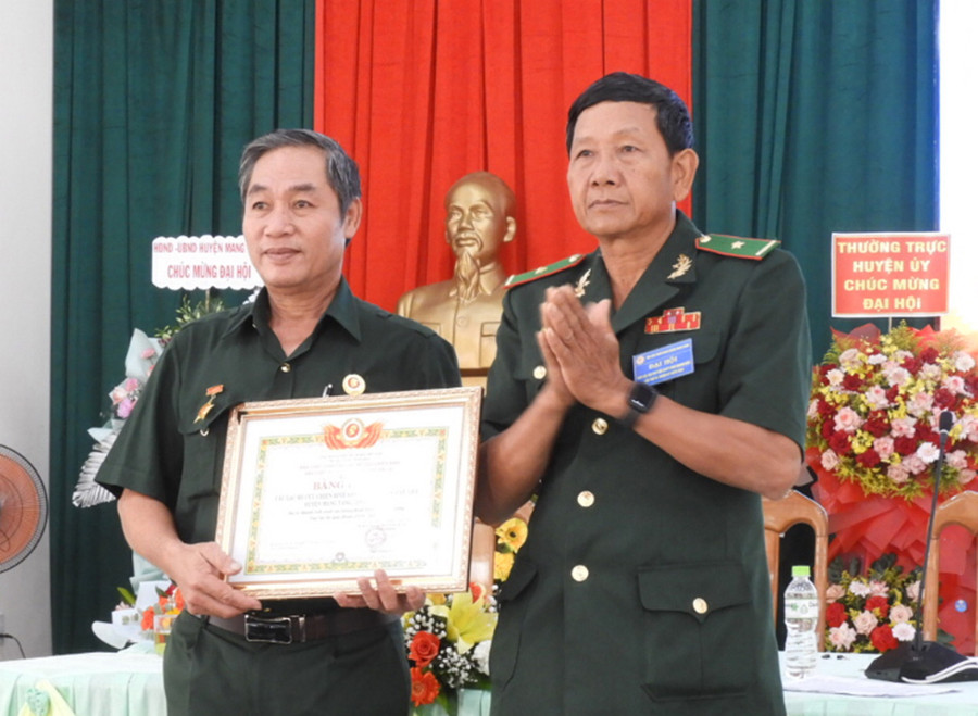 Ban Chấp hành Câu lạc bộ CCB sản xuất kinh doanh giỏi tỉnh tặng Bằng khen cho Câu lạc bộ CCB sản xuất kinh doanh giỏi huyện Mang Yang. Ảnh: Thanh Nhật