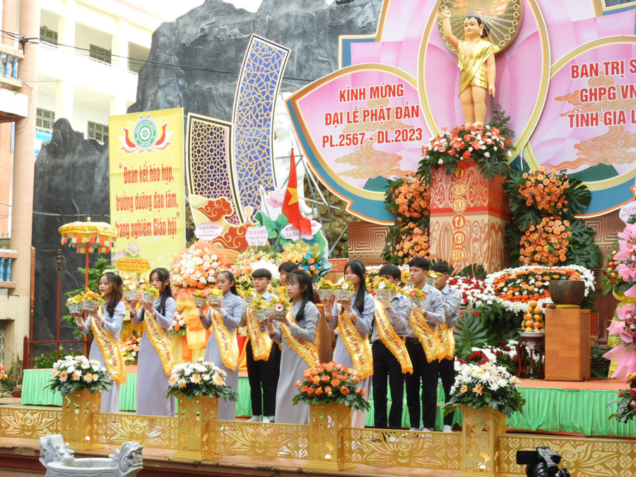 Nghi thức múa dâng hoa cúng dường Đại Lễ Phật đản. Ảnh: Thanh Nhật Nghi thức múa dâng hoa cúng dường Đại Lễ Phật đản. Ảnh: Thanh Nhật