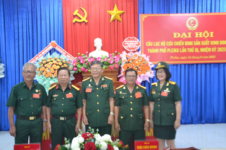 Ban Chấp hành câu lạc bộ “CCB sản xuất, kinh doanh giỏi” TP Pleiku khóa mới ra mắt Đại hội. Ảnh: Hoàng Cư