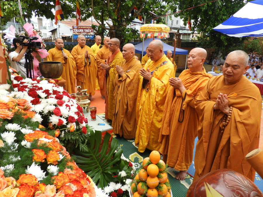 Cử hành nghi lễ cầu nguyện hoà bình, quốc thái, dân an tại Đại lễ Phật đản. Ảnh: Thanh Nhật
