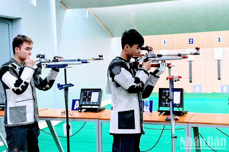 Các vận động viên thi đấu môn súng trường hơi. Ảnh: Báo Nhân dân Online
