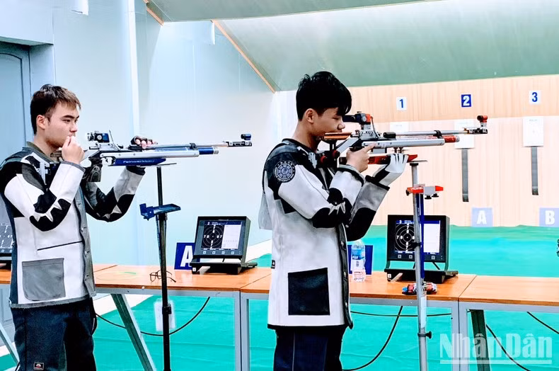 Các vận động viên thi đấu môn súng trường hơi. Ảnh: Báo Nhân dân Online