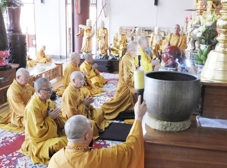 Các vị thành viên Ban chứng minh Ban Trị sự Giáo hội Phật giáo Việt Nam tỉnh và lãnh đạo Ban Trị sự Giáo hội Phật giáo Việt Nam tỉnh trong nghi lễ khai mạc An cư Kiết hạ. Ảnh: Thanh Nhật