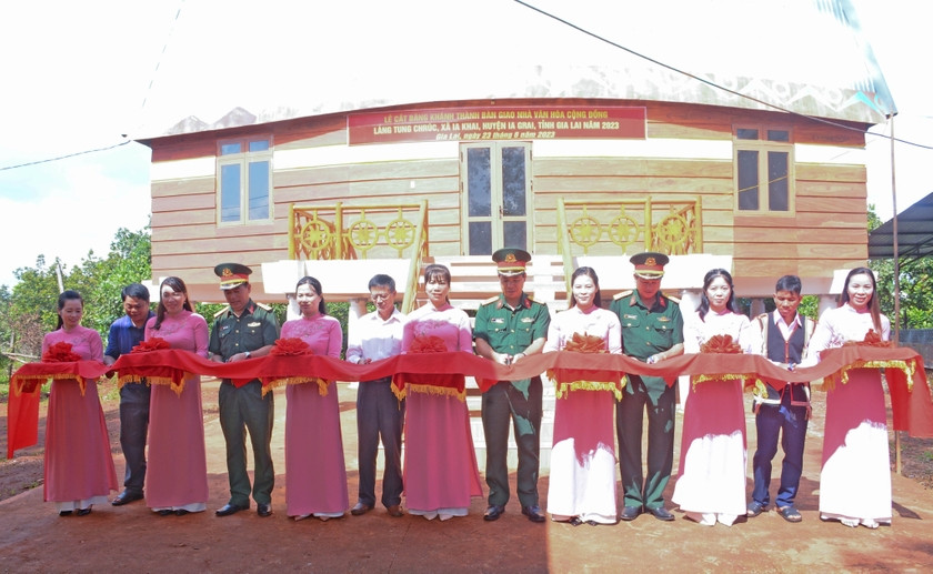 Cắt băng khánh thành Nhà Văn hóa cộng đồng làng Tung Chrúc. Ảnh: Đinh Yến Cắt băng khánh thành Nhà Văn hóa cộng đồng làng Tung Chrúc. Ảnh: Đinh Yến
