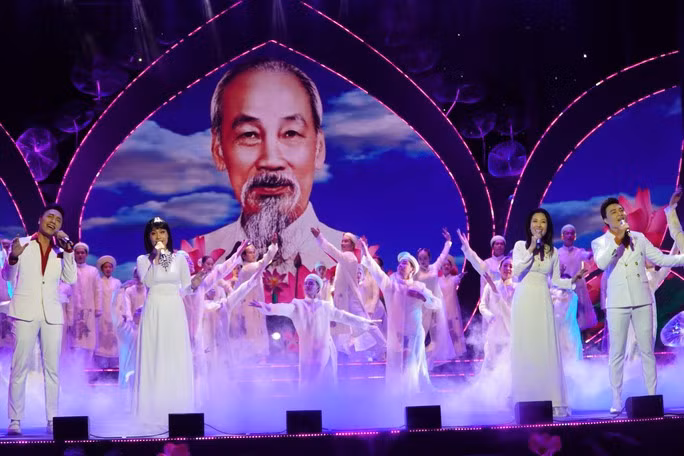 Chương trình "Vang mãi bài ca Hồ Chí Minh" thu hút người xem. Ảnh: Trần Thắng/NLĐO