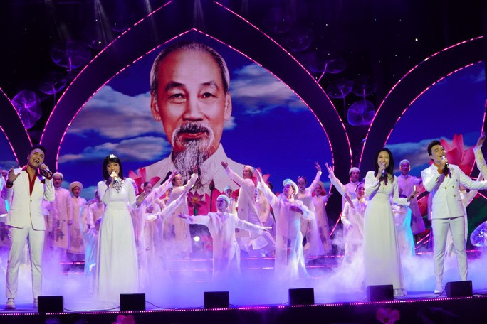 Chương trình "Vang mãi bài ca Hồ Chí Minh" thu hút người xem. Ảnh: Trần Thắng/NLĐO Chương trình "Vang mãi bài ca Hồ Chí Minh" thu hút người xem. Ảnh: Trần Thắng/NLĐO