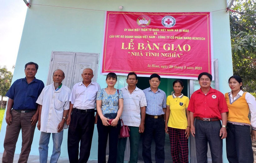 Bàn giao nhà tình nghĩa cho gia đình bà Ksor H’Chuân (thứ 3 từ phải sang, buôn Chư Plah Jai). Ảnh: Mặt trận xã cung cấp Bàn giao nhà tình nghĩa cho gia đình bà Ksor H’Chuân (thứ 3 từ phải sang, buôn Chư Plah Jai). Ảnh: Mặt trận xã cung cấp