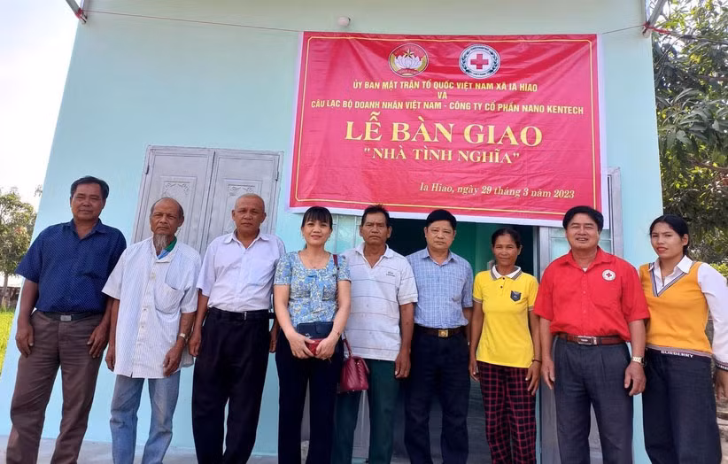 Bàn giao nhà tình nghĩa cho gia đình bà Ksor H’Chuân (thứ 3 từ phải sang, buôn Chư Plah Jai). Ảnh: Mặt trận xã cung cấp