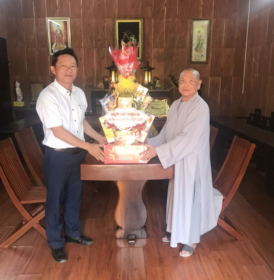 Phó Trưởng Ban tôn giáo tỉnh Nguyễn Văn Nô (trái) thăm, tặng quà chúc mừng Ni trưởng Thích nữ Hạnh Nguyện tại Chùa Bửu Sơn, TP Pleiku nhân dịp Đại lễ Phật đản. Ảnh: Thanh Nhật Phó Trưởng Ban tôn giáo tỉnh Nguyễn Văn Nô (trái) thăm, tặng quà chúc mừng Ni trưởng Thích nữ Hạnh Nguyện tại Chùa Bửu Sơn, TP Pleiku nhân dịp Đại lễ Phật đản. Ảnh: Thanh Nhật