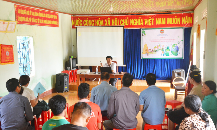 Tập huấn huấn phân loại, xử lý rác thải hữu cơ và kỹ thuật lên men phụ phẩm cây trồng làm thức ăn chăn nuôi tại xã Nghĩa Hưng. Ảnh: Hoàng Minh