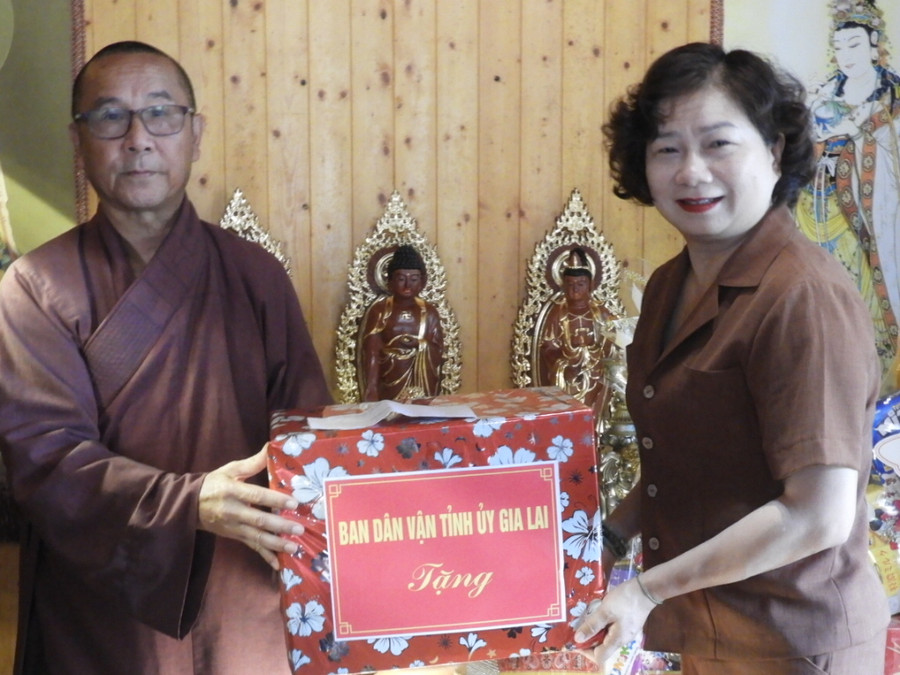 Trưởng Ban Dân vận Tỉnh ủy (phải) tặng quà chúc mừng Đại lễ Phật đản tại Chùa Bửu Minh, huyện Chư Păh. Ảnh: Thanh Nhật Trưởng Ban Dân vận Tỉnh ủy (phải) tặng quà chúc mừng Đại lễ Phật đản tại Chùa Bửu Minh, huyện Chư Păh. Ảnh: Thanh Nhật