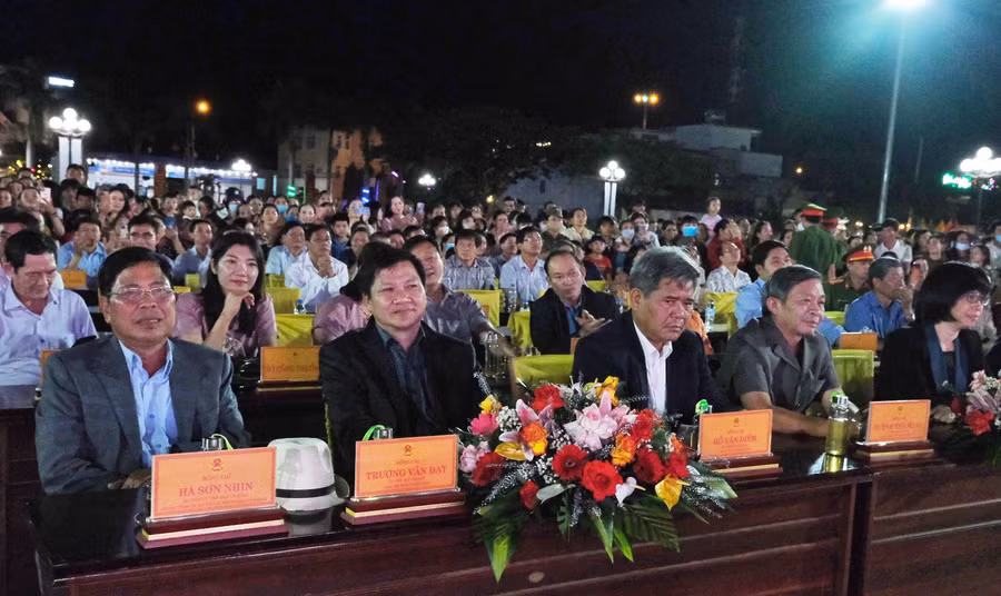 Các đồng chí lãnh đạo tỉnh dự lễ khai mạc Ngày hội Du lịch Kbang 2023. Ảnh: Hoàng Ngọc