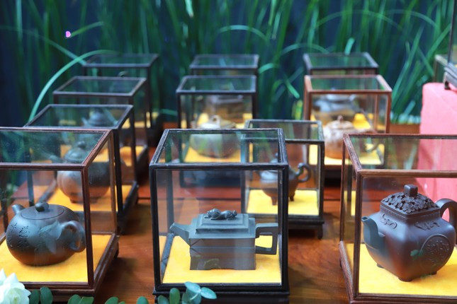 Nhiều ấm chén trong bộ sưu tập của Trà sư Thanh Tâm có niên đại từ thời nhà Thanh trải dài đến nay. Ảnh: Báo Tiền phong Online Nhiều ấm chén trong bộ sưu tập của Trà sư Thanh Tâm có niên đại từ thời nhà Thanh trải dài đến nay. Ảnh: Báo Tiền phong Online