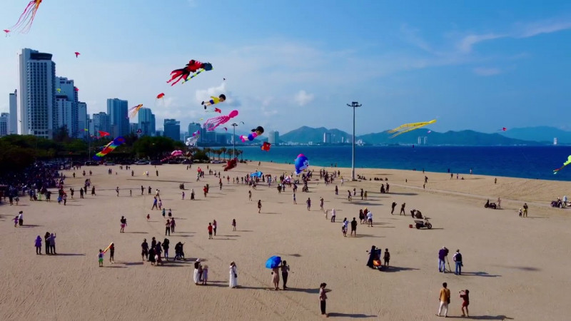 Bãi biển Nha Trang (Khánh Hòa) trong ngày hội thả diều nghệ thuật tại Festival biển Nha Trang. Ảnh: Báo Công an nhân dân Online Bãi biển Nha Trang (Khánh Hòa) trong ngày hội thả diều nghệ thuật tại Festival biển Nha Trang. Ảnh: Báo Công an nhân dân Online