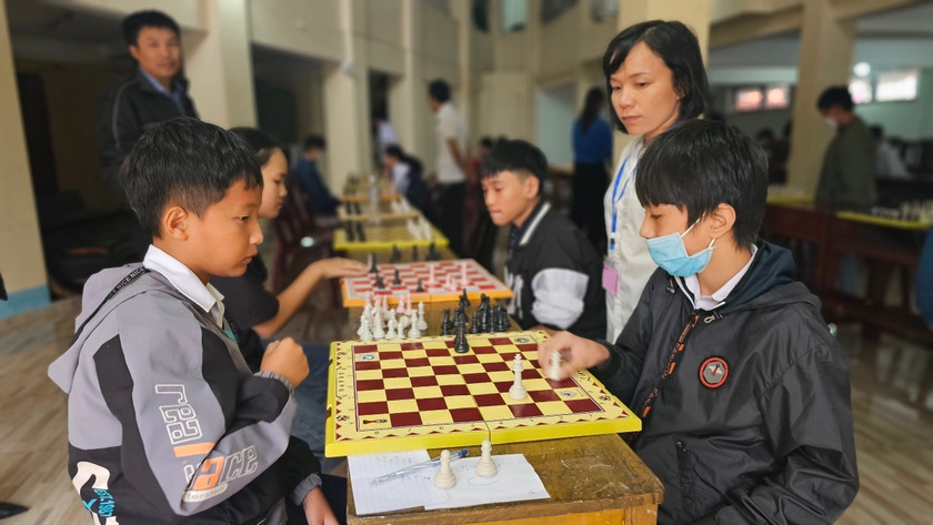 Các vận động viên tham gia giải thi đấu cờ vua do Ban Chỉ đạo hoạt động hè TP. Pleiku tổ chức. Ảnh: M.N