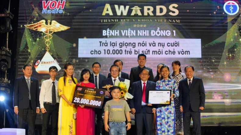 Bệnh viện Nhi đồng 1 với chương trình trả lại giọng nói và nụ cười cho 10.000 trẻ sứt môi chẻ vòm được vinh danh thành tựu y khoa năm 2022. Ảnh: Nguồn: Báo Nhân dân Online Bệnh viện Nhi đồng 1 với chương trình trả lại giọng nói và nụ cười cho 10.000 trẻ sứt môi chẻ vòm được vinh danh thành tựu y khoa năm 2022. Ảnh: Nguồn: Báo Nhân dân Online