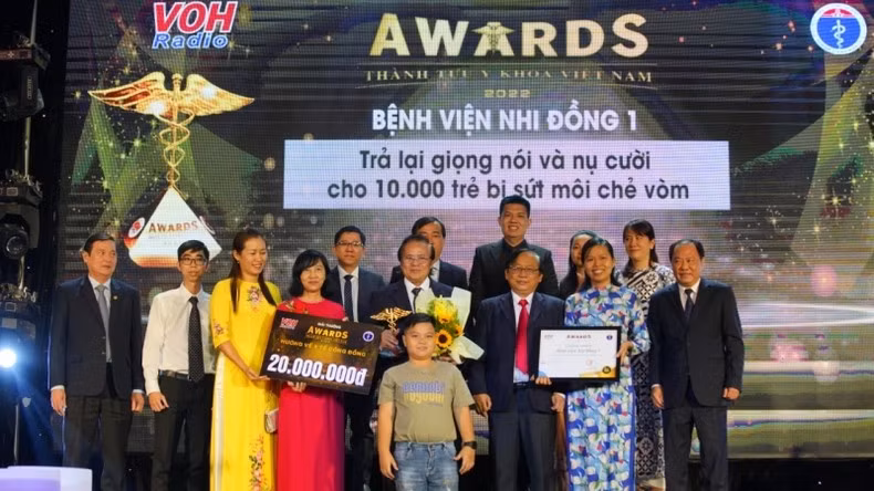Bệnh viện Nhi đồng 1 với chương trình trả lại giọng nói và nụ cười cho 10.000 trẻ sứt môi chẻ vòm được vinh danh thành tựu y khoa năm 2022. Ảnh: Nguồn: Báo Nhân dân Online
