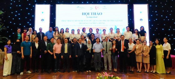 Hội thảo có đại diện hơn 100 doanh nghiệp du lịch khách sạn, nhà hàng, lữ hành tại 3 tỉnh thành Thừa Thiên Huế, Đà Nẵng, Quảng Nam. Ảnh: XUÂN QUỲNH/SGGPO Hội thảo có đại diện hơn 100 doanh nghiệp du lịch khách sạn, nhà hàng, lữ hành tại 3 tỉnh thành Thừa Thiên Huế, Đà Nẵng, Quảng Nam. Ảnh: XUÂN QUỲNH/SGGPO