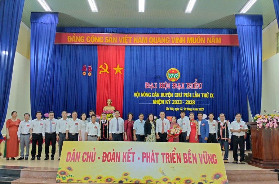 Ban chấp hành Hội ND huyện Chư Pưh khoá IX ra mắt Đại hội. Ảnh: Thanh Nhật Ban chấp hành Hội ND huyện Chư Pưh khoá IX ra mắt Đại hội. Ảnh: Thanh Nhật