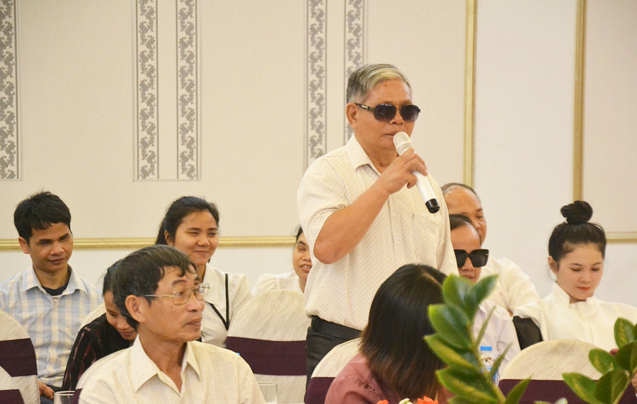 Ông Bùi Nhạn-hội viên Hội người mù tỉnh Gia Lai phát biểu ý kiến thảo luận tại buổi tọa đàm. Ảnh: Hoàng Cư Ông Bùi Nhạn-hội viên Hội người mù tỉnh Gia Lai phát biểu ý kiến thảo luận tại buổi tọa đàm. Ảnh: Hoàng Cư