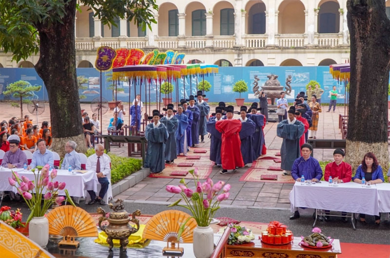 Tái hiện nghi thức cung đình trong chương trình “Tết Đoan Ngọ Thăng Long xưa”. Ảnh: Gia Khánh/Báo Quân đội nhân dân điện tử. Tái hiện nghi thức cung đình trong chương trình “Tết Đoan Ngọ Thăng Long xưa”. Ảnh: Gia Khánh/Báo Quân đội nhân dân điện tử.