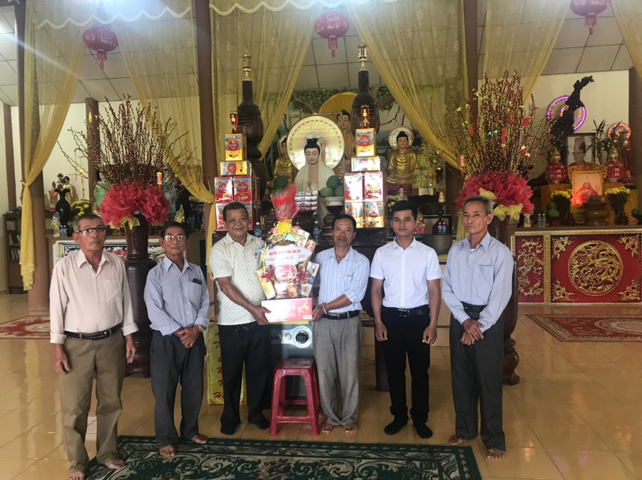 Trưởng Ban tôn giáo tỉnh Hồ Hải Tần (thứ 3 từ trái sang) trao lẵng hoa chúc mừng Đại lễ Phật đản tại Ban Trị sự Giáo hội Phật giáo Việt Nam huyện Ia Pa. Ảnh: Thanh Nhật Trưởng Ban tôn giáo tỉnh Hồ Hải Tần (thứ 3 từ trái sang) trao lẵng hoa chúc mừng Đại lễ Phật đản tại Ban Trị sự Giáo hội Phật giáo Việt Nam huyện Ia Pa. Ảnh: Thanh Nhật