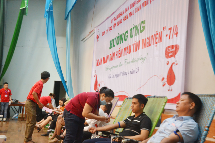 Quang cảnh “Ngày toàn dân hiến máu tình nguyện" 7-4 tại Nhà Thiếu nhi TP. Pleiku. Ảnh: Hoàng Minh Quang cảnh “Ngày toàn dân hiến máu tình nguyện" 7-4 tại Nhà Thiếu nhi TP. Pleiku. Ảnh: Hoàng Minh