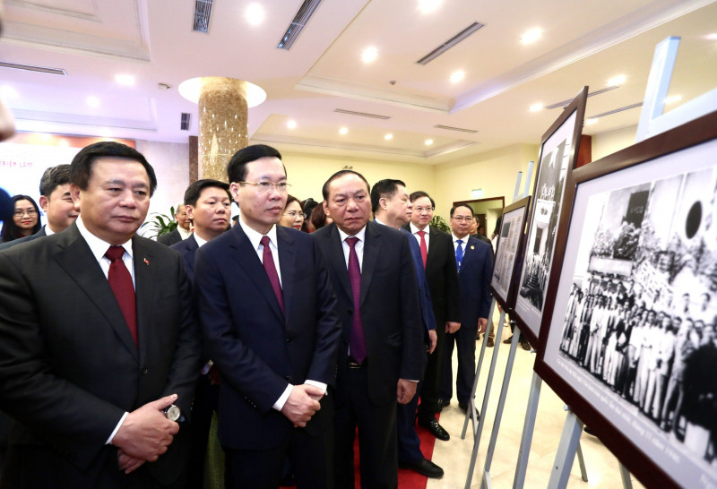 Đồng chí Võ Văn Thưởng và các đại biểu tham quan triển lãm. Ảnh: Báo Công an nhân dân Online