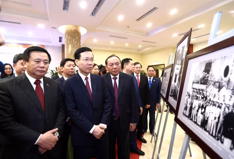 Đồng chí Võ Văn Thưởng và các đại biểu tham quan triển lãm. Ảnh: Báo Công an nhân dân Online