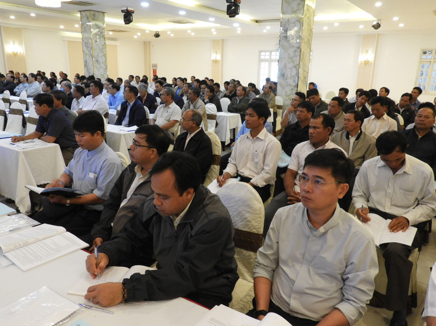 Đại biểu chức sắc của đạo Công giáo và Tin lành nghe phổ biến các quy định pháp luật về tín ngưỡng, tôn giáo. Ảnh: Thanh Nhật Đại biểu chức sắc của đạo Công giáo và Tin lành nghe phổ biến các quy định pháp luật về tín ngưỡng, tôn giáo. Ảnh: Thanh Nhật