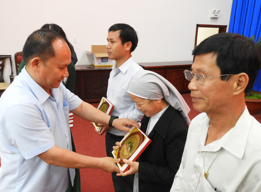 Phó Bí thư Tỉnh ủy Rah Lan Chung trao tặng biểu trưng tỉnh Gia Lai cho các đại biểu chức sắc, chức việc đại diện các tôn giáo. Ảnh: Thanh Nhật