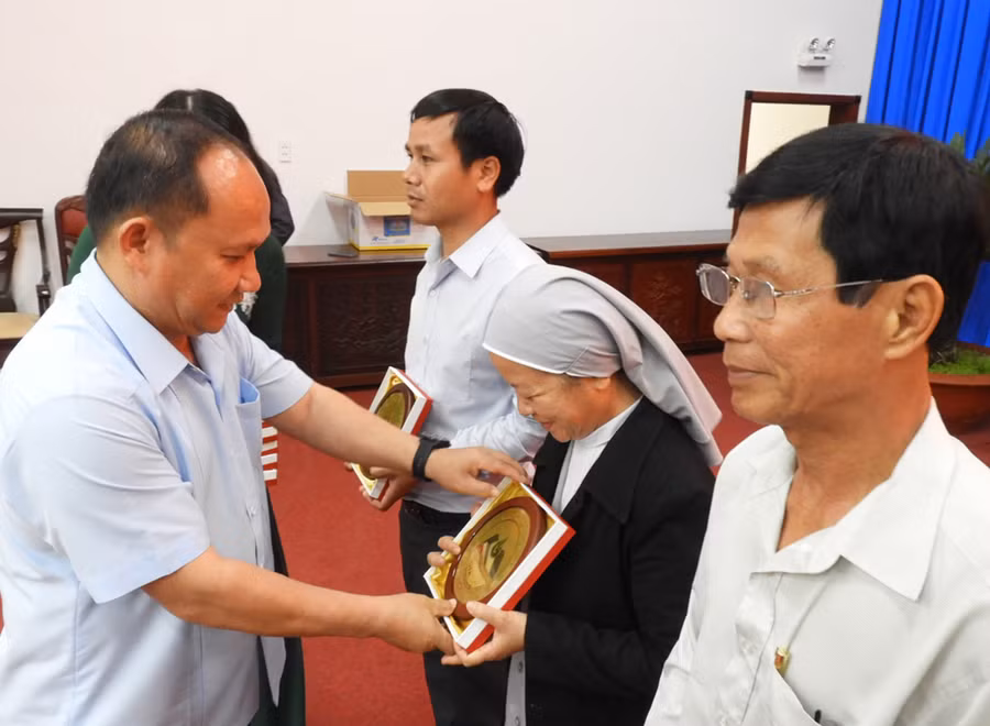 Phó Bí thư Tỉnh ủy Rah Lan Chung trao tặng biểu trưng tỉnh Gia Lai cho các đại biểu chức sắc, chức việc đại diện các tôn giáo. Ảnh: Thanh Nhật