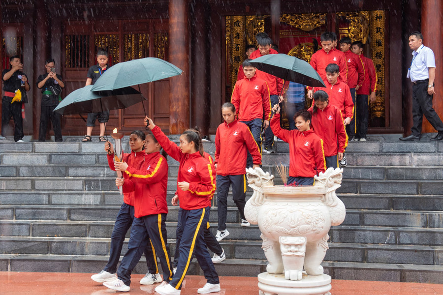 Ngọn lửa được tiếp rước từ Bảo tàng Quang Trung. Ảnh: Thanh Hải/Báo Lao động