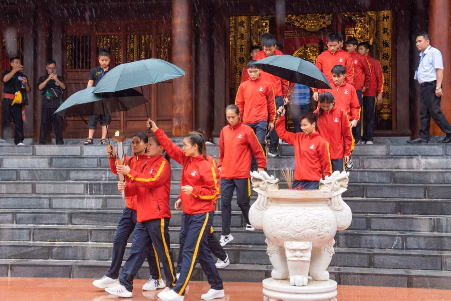 Ngọn lửa được tiếp rước từ Bảo tàng Quang Trung. Ảnh: Thanh Hải/Báo Lao động Ngọn lửa được tiếp rước từ Bảo tàng Quang Trung. Ảnh: Thanh Hải/Báo Lao động