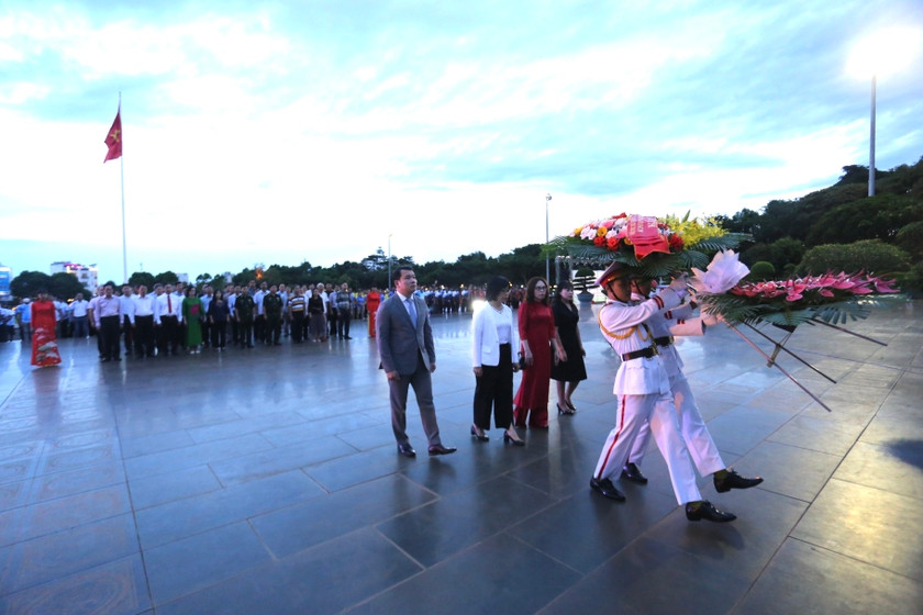 Các đại biểu và VĐV đã dâng hoa tại Tượng đài Bác Hồ với các dân tộc Tây Nguyên. Ảnh: Văn Ngọc