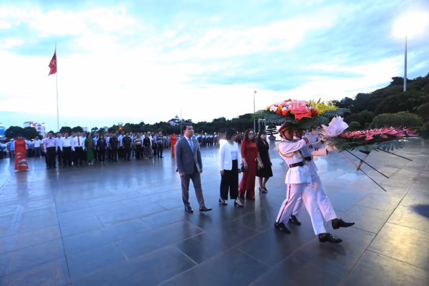 Các đại biểu và VĐV đã dâng hoa tại Tượng đài Bác Hồ với các dân tộc Tây Nguyên. Ảnh: Văn Ngọc