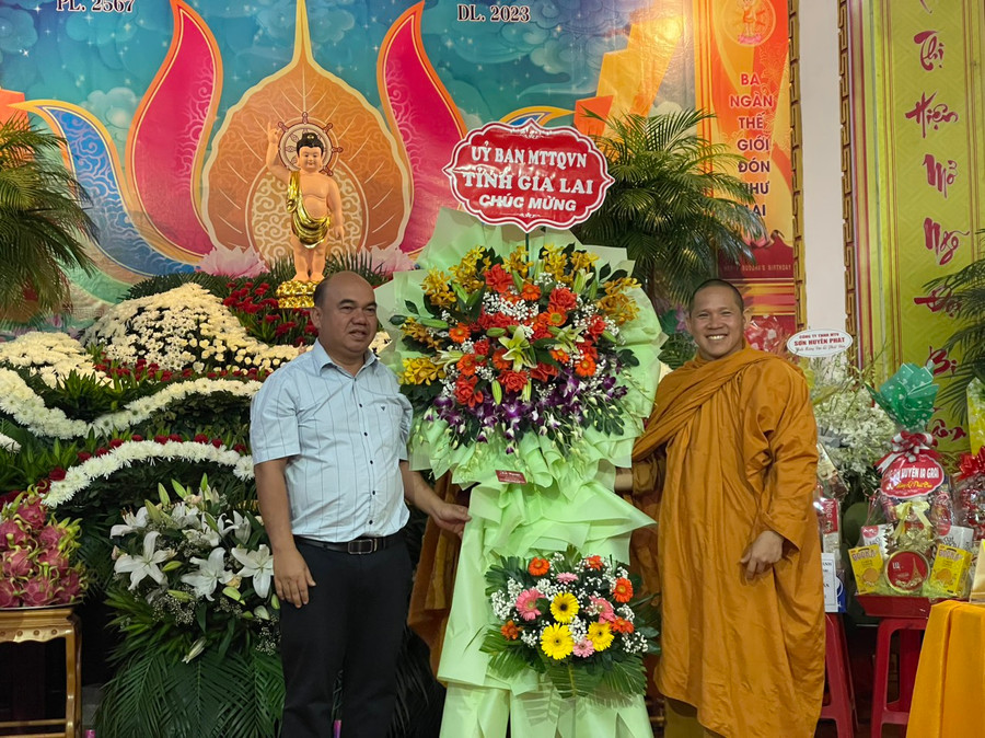 Phó Chủ tịch Ủy ban MTTQ Việt Nam tỉnh Siu Trung (trái) tặng lẵng hoa chúc mừng Ban Trị sự Giáo hội Phật giáo Việt Nam huyện Ia Grai nhân dịp Đại lễ Phật đản. Ảnh: Thanh Nhật