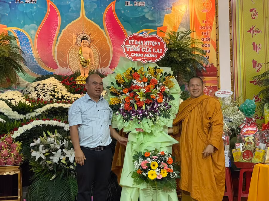 Phó Chủ tịch Ủy ban MTTQ Việt Nam tỉnh Siu Trung (trái) tặng lẵng hoa chúc mừng Ban Trị sự Giáo hội Phật giáo Việt Nam huyện Ia Grai nhân dịp Đại lễ Phật đản. Ảnh: Thanh Nhật