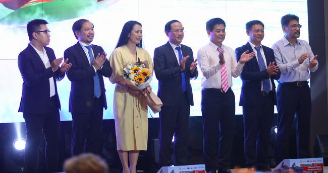 Chủ tịch UBND tỉnh Phạm Anh Tuấn (đứng giữa) tặng hoa cho thành viên Hội đồng Quản trị Công ty F1 H2O Bình Định - đơn vị phối hợp tổ chức giải. Ảnh: HOÀNG QUÂN/Báo Bình Định