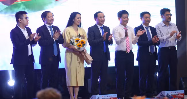 Chủ tịch UBND tỉnh Phạm Anh Tuấn (đứng giữa) tặng hoa cho thành viên Hội đồng Quản trị Công ty F1 H2O Bình Định - đơn vị phối hợp tổ chức giải. Ảnh: HOÀNG QUÂN/Báo Bình Định