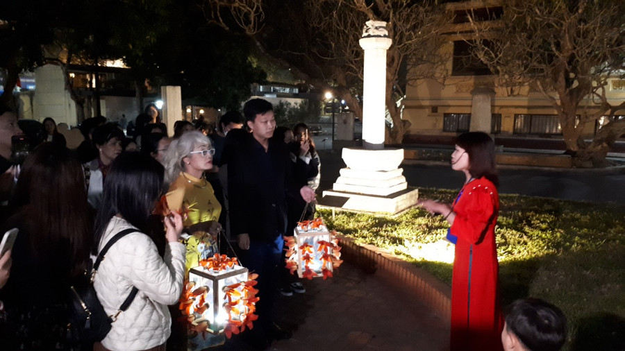 Du khách được nghe nhiều câu chuyện hấp dẫn về các bảo vật quốc gia tại Bảo tàng. Ảnh: Báo Hà Nội mới Online