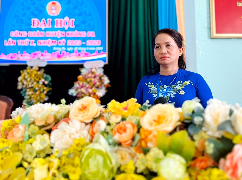 Đồng chí Rơ Lan Nga-Phó Chủ tịch LĐLĐ tỉnh thay mặt Ban Thường vụ LĐLĐ tỉnh Gia Lai phát biểu chỉ đạo Đại hội Công đoàn huyện Krông Pa, nhiệm kỳ 2023-2028. Ảnh: Đinh Yến