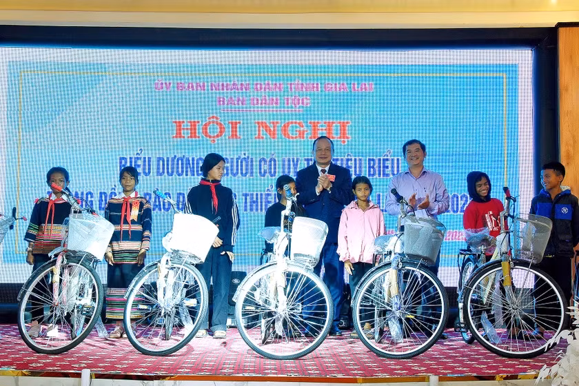 Phó Chủ tịch UBND tỉnh Dương Mah Tiệp và Phó Tổng Biên tập Báo Gia Lai Đoàn Minh Dưỡng trao xe đạp cho các em học sinh nghèo vượt khó. Ảnh: Đức Thụy