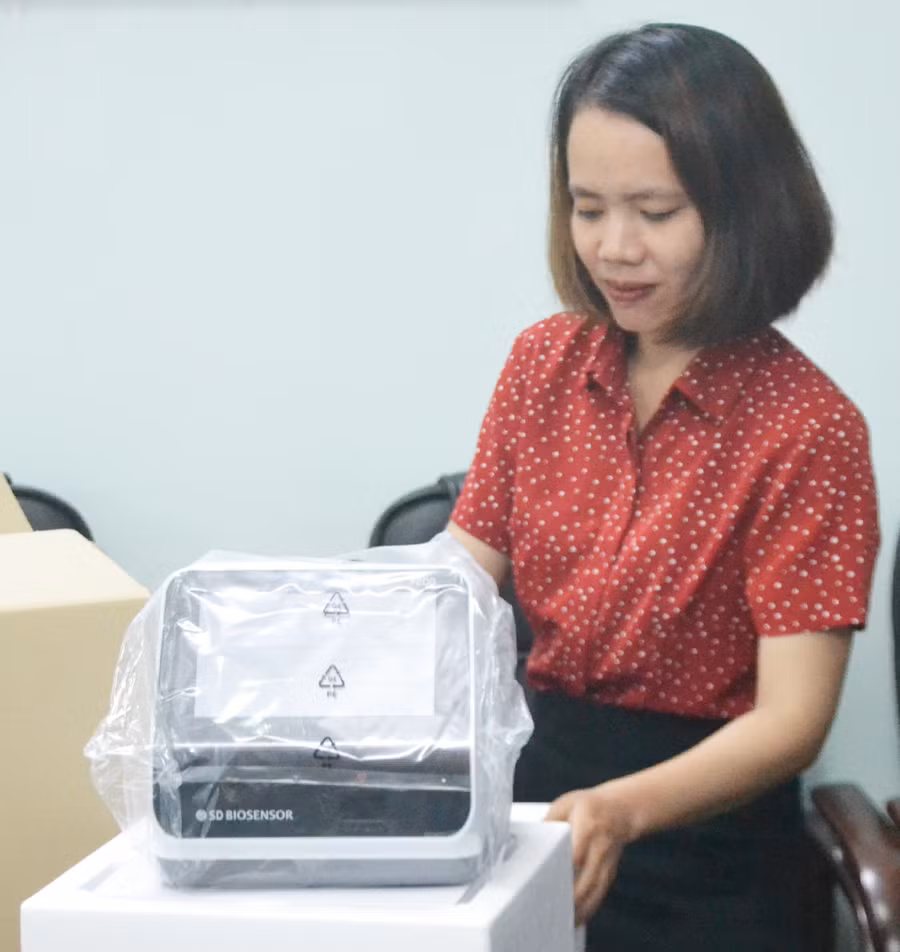 Cán bộ Hội Chữ thập đỏ tỉnh tiếp nhận máy phân tích Standar TM F200 Analyzer, do Công ty Cổ phần Y tế AMVGROUP trao tặng từ thiện cho tỉnh Gia Lai. Ảnh: Hoàng Cư