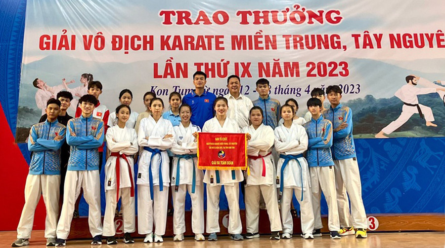 Đoàn vận động viên Gia Lai giành 20 tấm huy chương tại giải Giải Vô địch Karate Miền Trung-Tây Nguyên lần thứ IX. Ảnh: Công Tuấn Đoàn vận động viên Gia Lai giành 20 tấm huy chương tại giải Giải Vô địch Karate Miền Trung-Tây Nguyên lần thứ IX. Ảnh: Công Tuấn