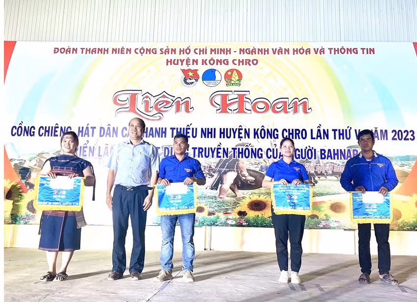 Ban tổ chức trao giải nhất, nhì, ba và khuyến khích cho các đội có thành tích cao tại Liên hoan cồng chiêng, hát dân ca huyện Kông Chro năm 2023. Ảnh: An Phát