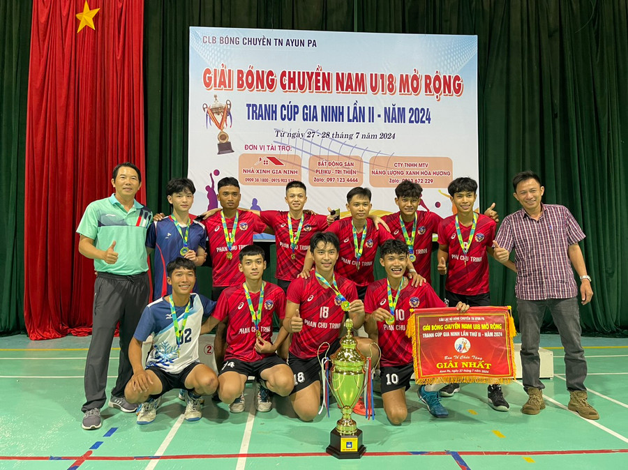 Đội Phan Chu Trinh xuất sắc giành chức vô địch Giải bóng chuyền nam U18 mở rộng tranh cúp Gia Ninh lần thứ II năm 2024. Ảnh: Vũ Chi